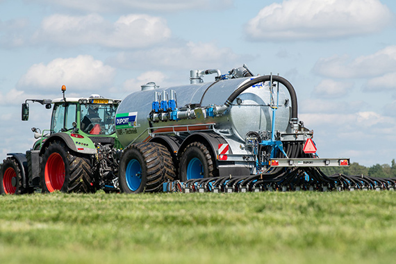 Duport 4-in-Line pomptankwagen met bemester